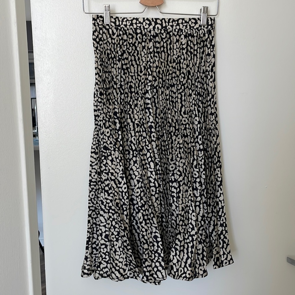 Never worn trendy a-line leopard print pleated Missiguided knee length skirt 4